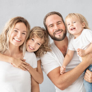 Foto von einem Mann und einer Frau mit zwei Kindern