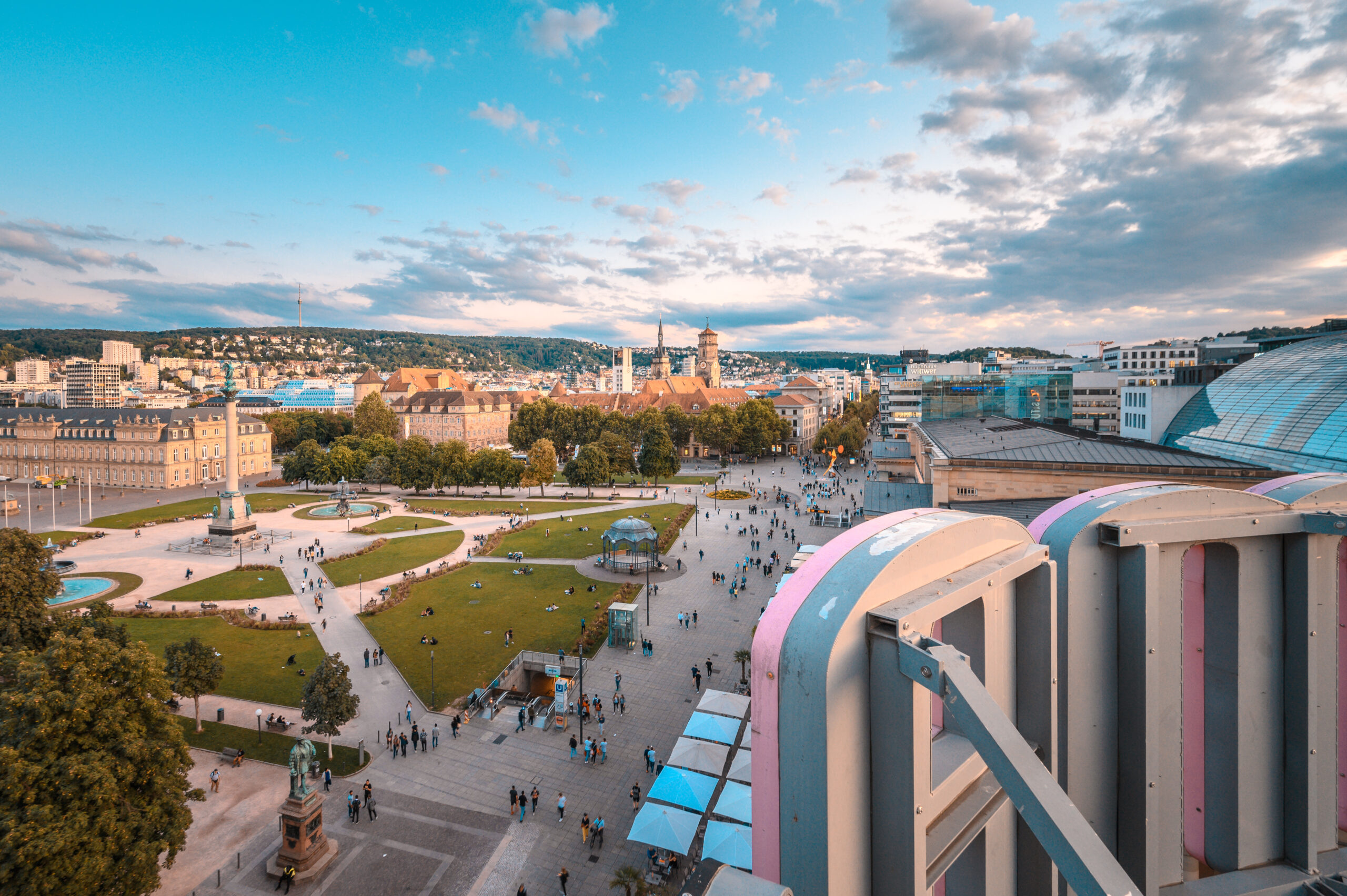 Blick von oben auf einen gut besuchten Platz