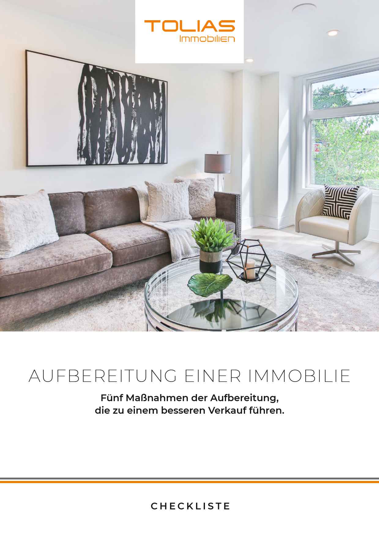 Blick in ein modernes, helles Wohnzimmer mit einer Couch, einem Sessel und einem Couchtisch