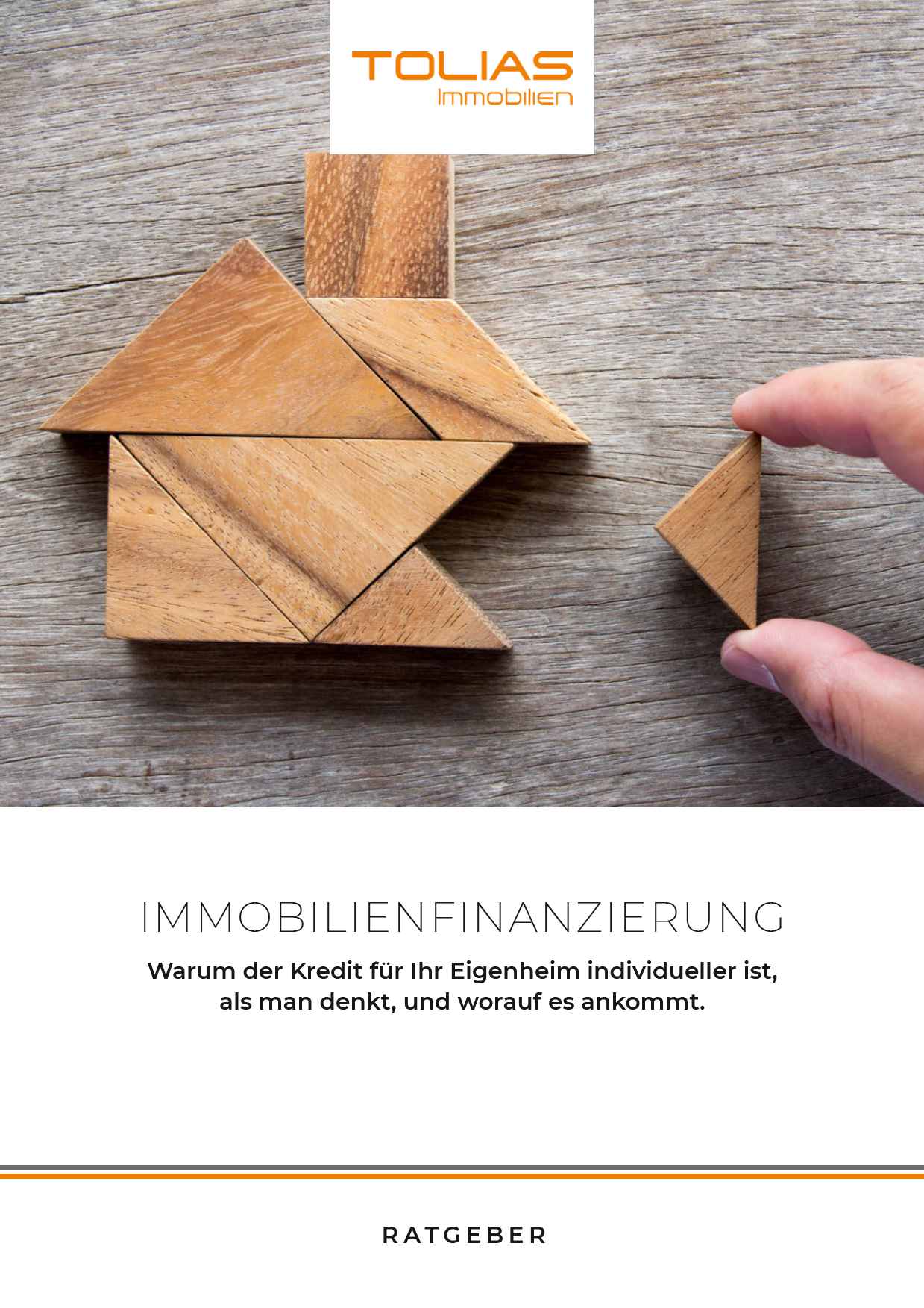 Haus aus Holzbausteinen wird von einer Hand zusammengesetzt.