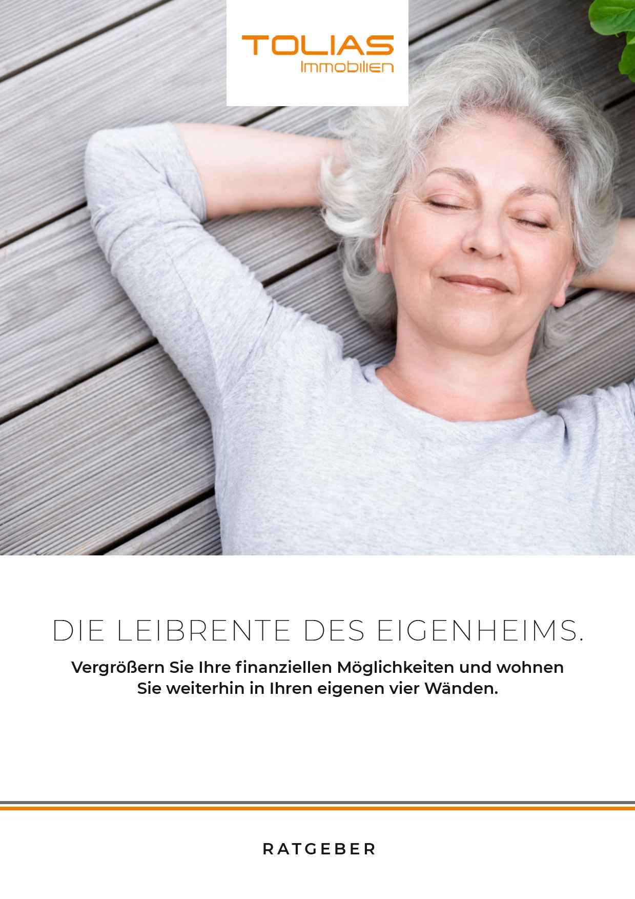 Eine ältere Frau liegt auf einem Holzboden und hat die Augen geschlossen