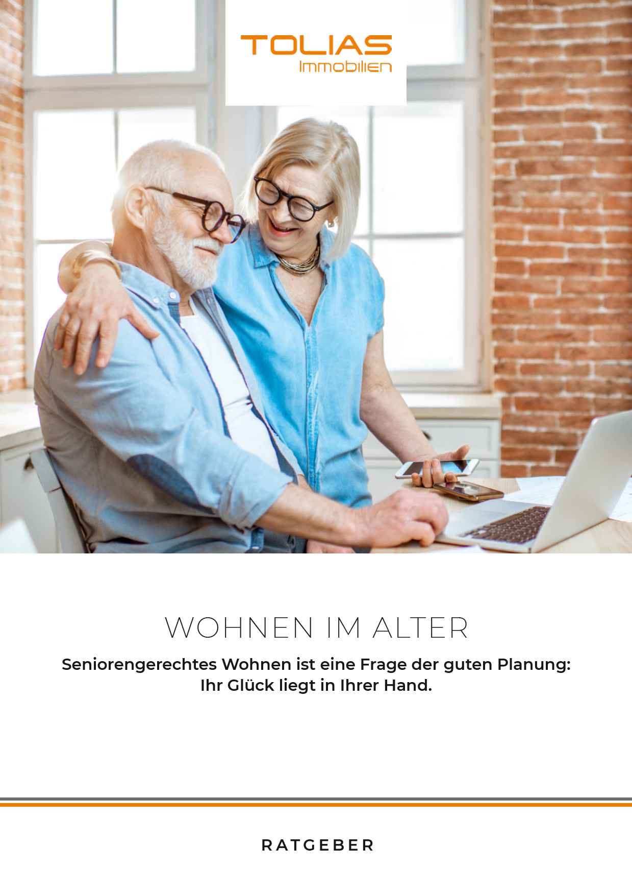 Eine ältere Frau hält einen älteren Mann im Arm, der an einem Laptop sitzt.